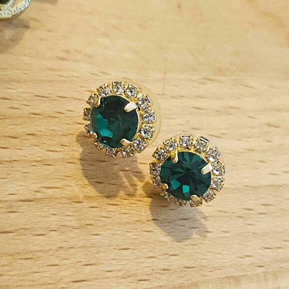 A Curated Collection of Vintage Style Earrings - Picture 5 of 10